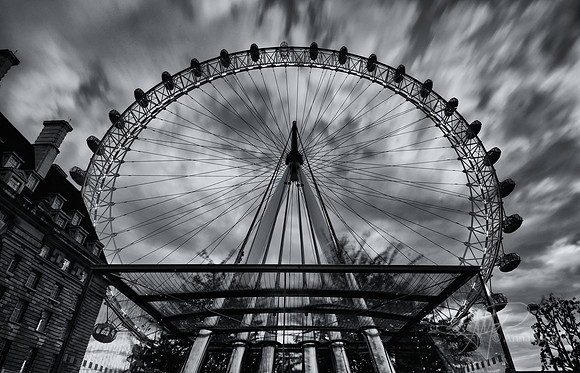 London Eye on a cloudy night
